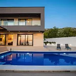 Royal Promons - Heated Pool Villa *
