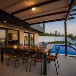 Villa Royal Promons - Heated Pool Starigrad Paklenica