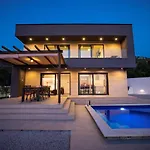 Royal Promons - Heated Pool Villa Starigrad Paklenica