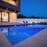 Royal Promons - Heated Pool