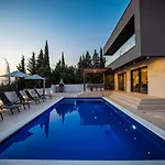 Villa Royal Promons - Heated Pool Starigrad Paklenica