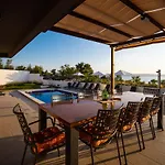 Royal Promons - Heated Pool Villa Starigrad Paklenica
