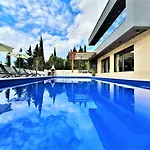 Royal Promons - Heated Pool Villa