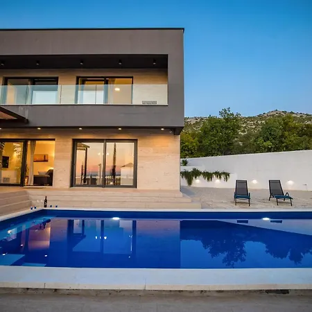 Royal Promons - Heated Pool Villa *