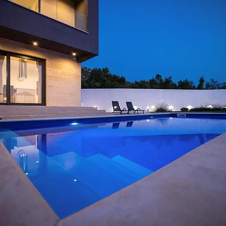 Royal Promons - Heated Pool