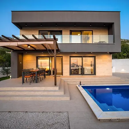 Royal Promons - Heated Pool Villa *