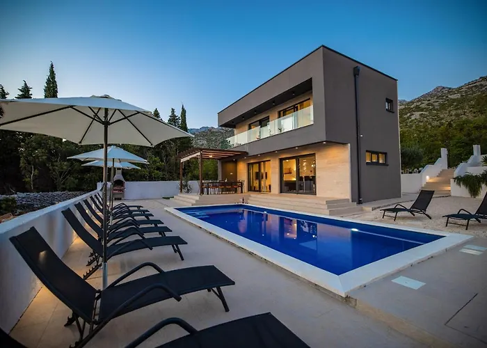 Royal Promons - Heated Pool