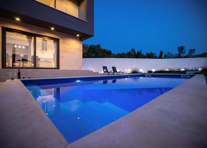 Royal Promons - Heated Pool