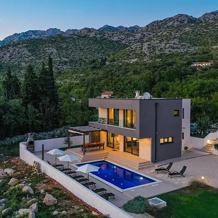 Royal Promons - Heated Pool Starigrad Paklenica