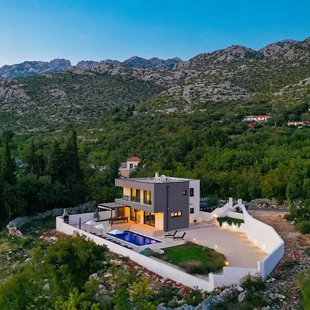 Royal Promons - Heated Pool Villa