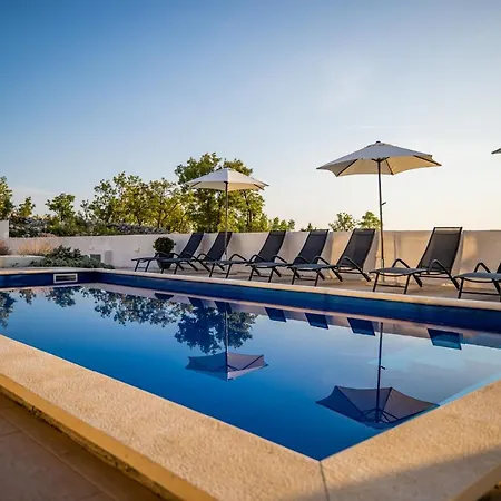 Royal Promons - Heated Pool Willa *