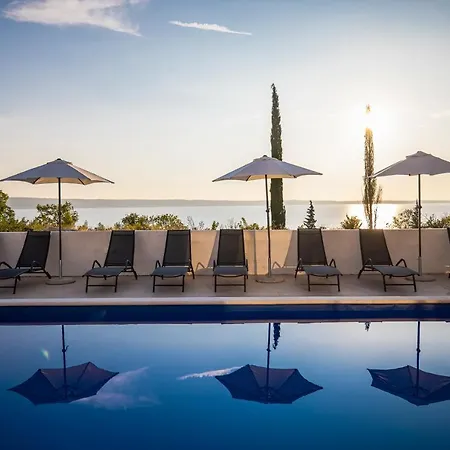 Royal Promons - Heated Pool