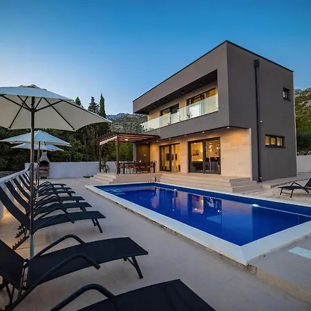 Royal Promons - Heated Pool