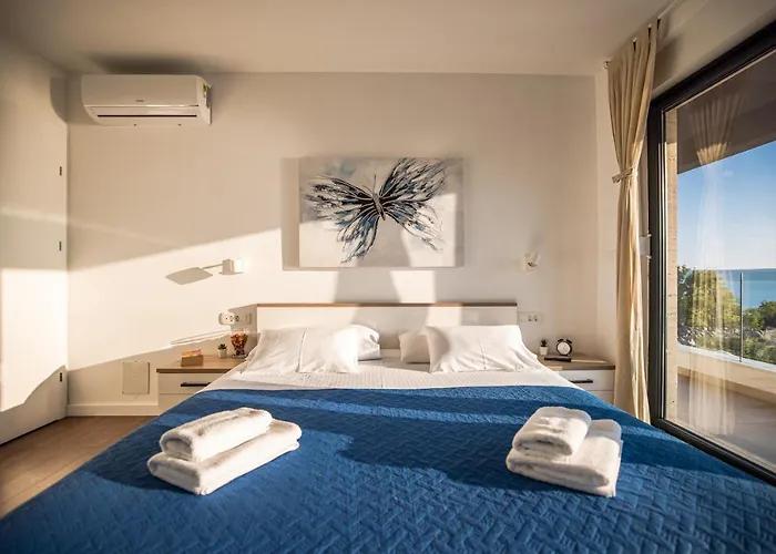 Royal Promons - Heated Pool