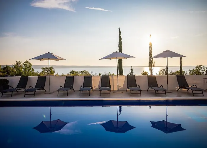 Royal Promons - Heated Pool