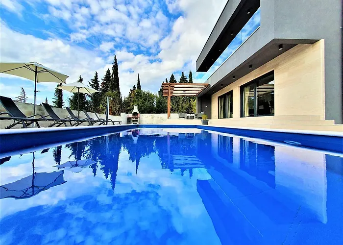 Royal Promons - Heated Pool Βίλα